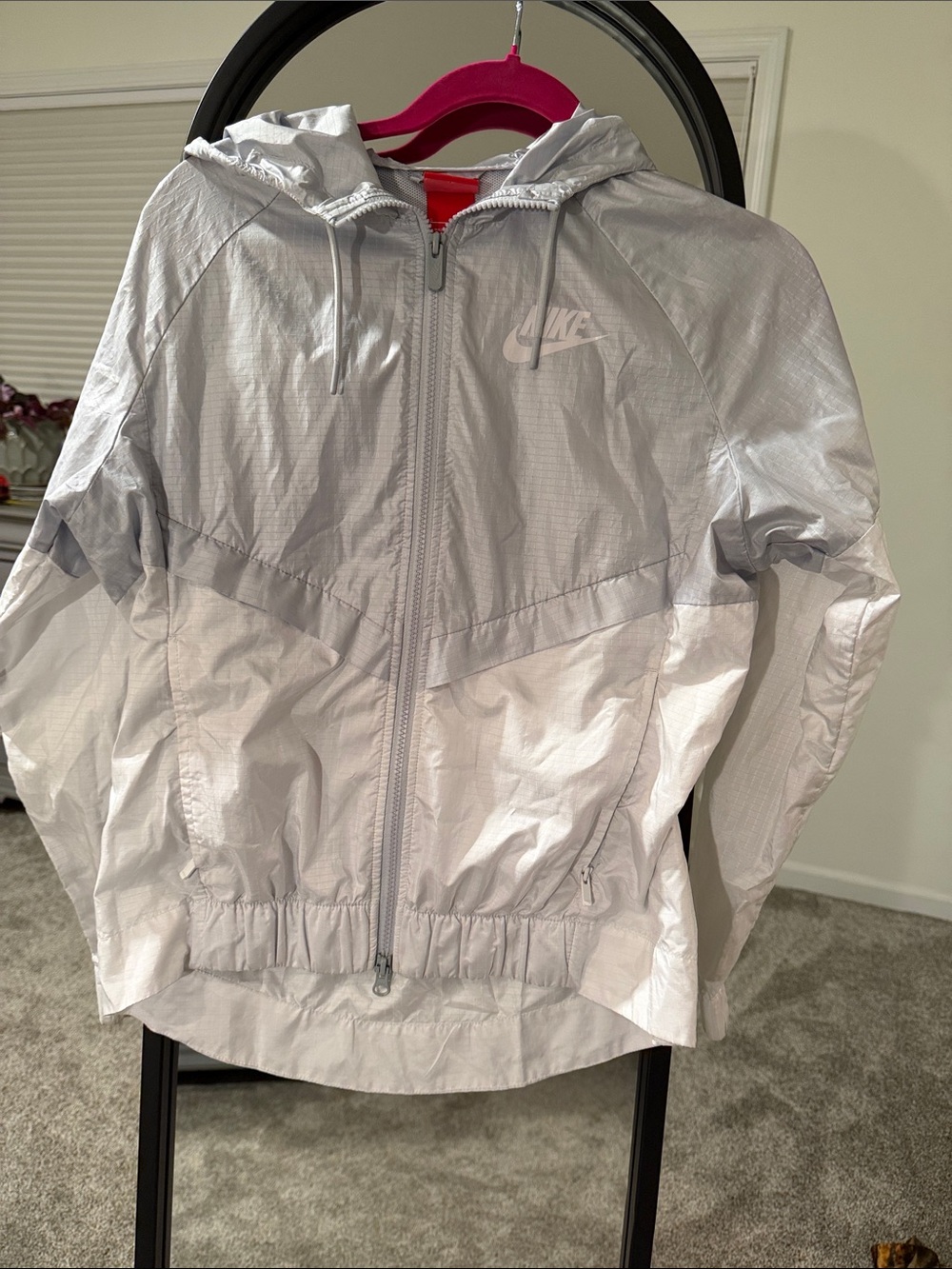 Nike Women’s White/Silver Grey Windbreaker